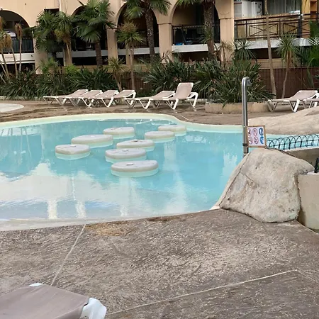 Apparemment Proche De La *