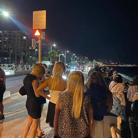 Apparemment Proche De La *