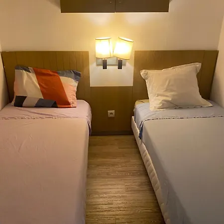 Apparemment Proche De La *