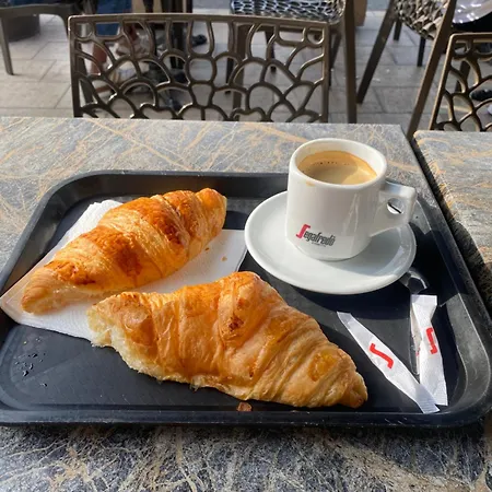 Apparemment Proche De La *