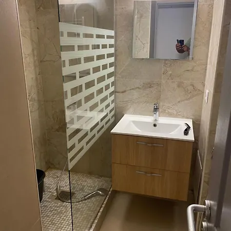 Apparemment Proche De La