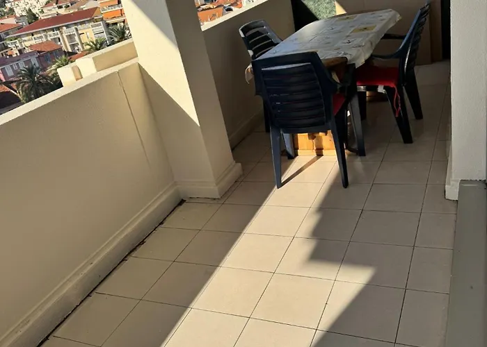 Apparemment Proche De La Daire *